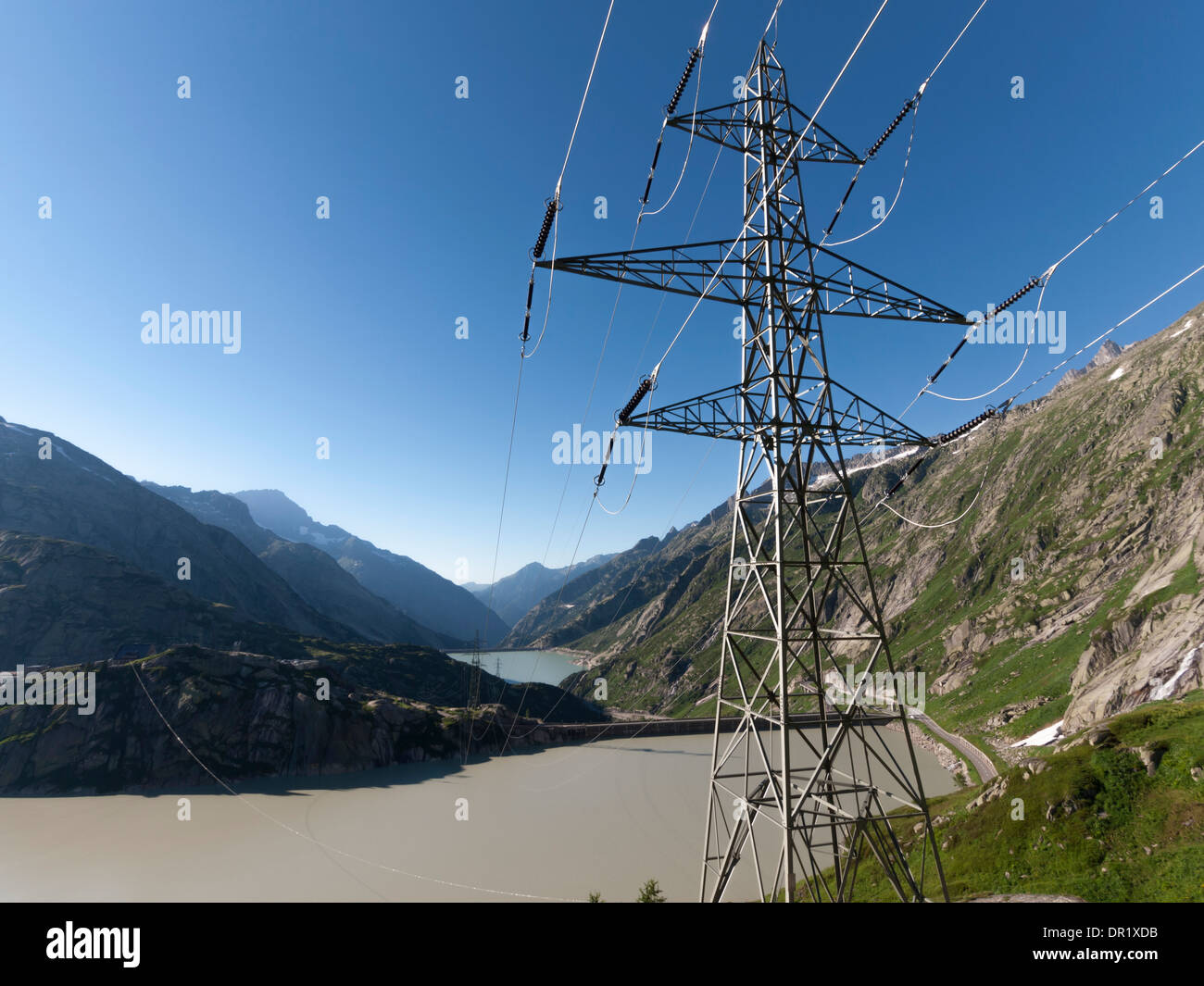 Stromleitung im alpinen hydroelektrischen Kraftwerk Stockfoto