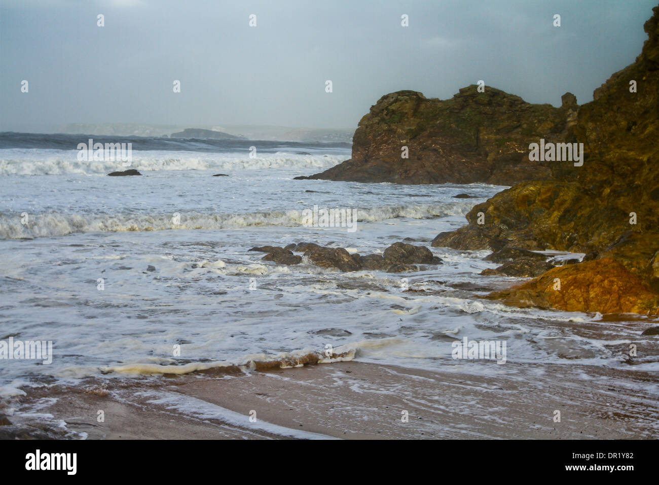 Stormy Seas bei Hope Bucht Devon Blick auf Bigbury Insel Stockfoto
