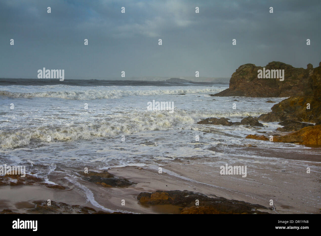 Stormy Seas bei Hope Bucht Devon Blick auf Bigbury Insel Stockfoto