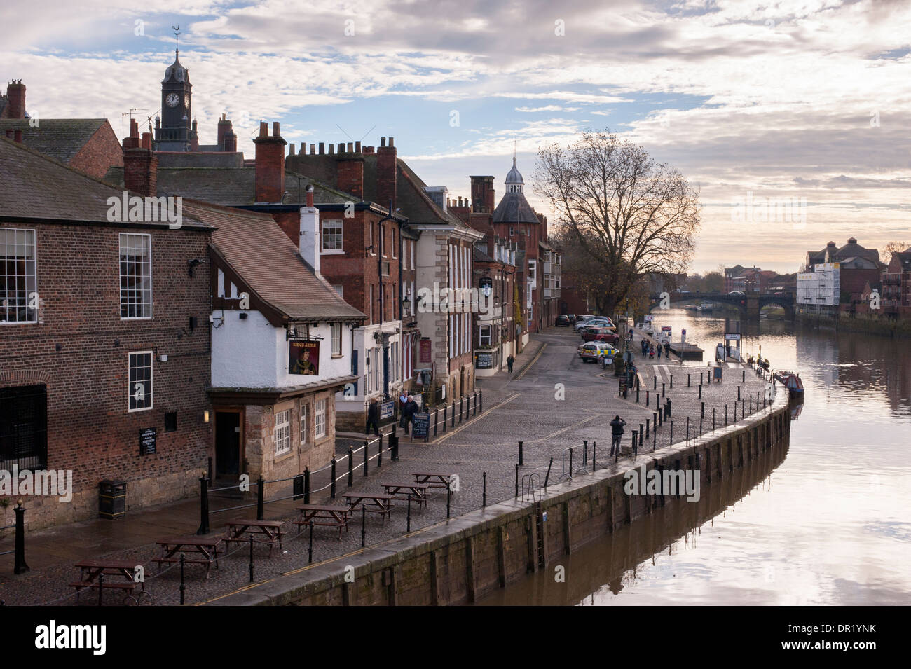 Dramatischer Abendhimmel über den Fluss Ouse & King's Staith mit den Kings Arms Pub & seine außerhalb von Tabellen durch ruhige Flussufer - Stadtzentrum von York, England, UK. Stockfoto