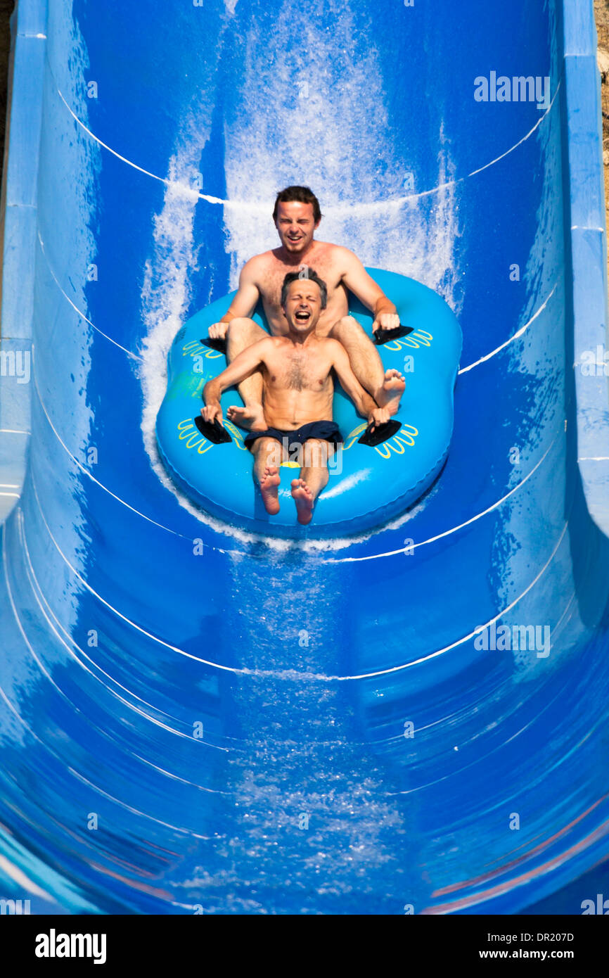 Zwei Männer, die Spaß, Wasser Menschen Rutsche im Aqua Park. Stockfoto