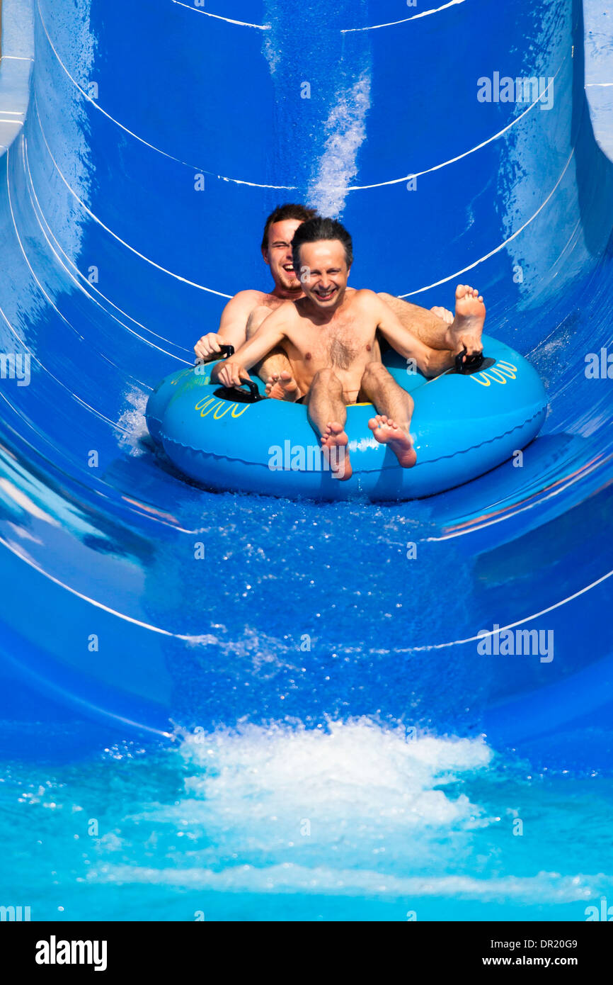 Zwei Männer, die Spaß, Wasser Menschen Rutsche im Aqua Park. Stockfoto
