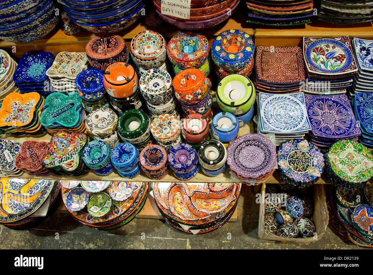 Asien, Türkei, Istanbul. Basar (aka Kapalicarsi). Handgemalte Keramik Souvenir Teller mit bunt verzierten Designs. Stockfoto