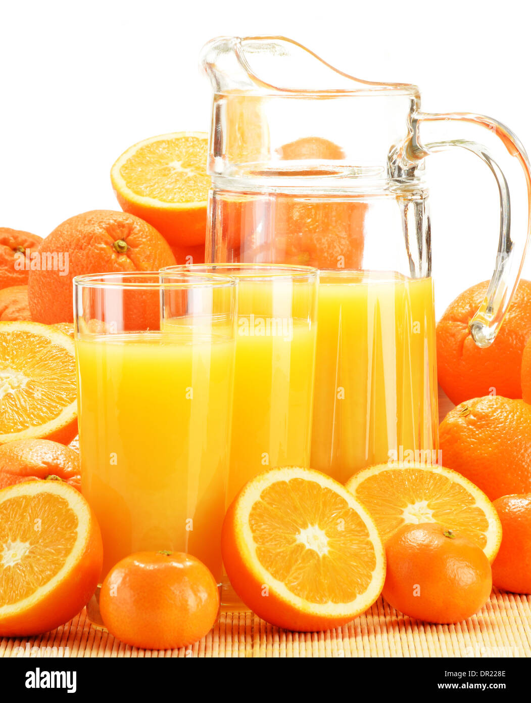 Komposition mit Gläser Orangensaft und Obst Stockfoto