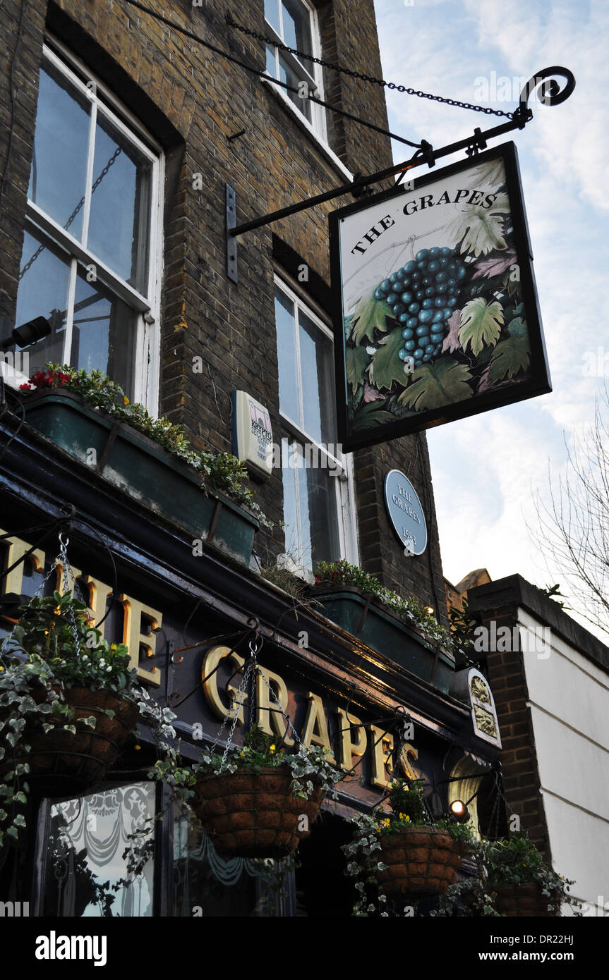 Die Trauben, einer berühmten Pub am Flussufer in Limehouse, East London, jetzt im Besitz von Sir Ian McKkellen Stockfoto