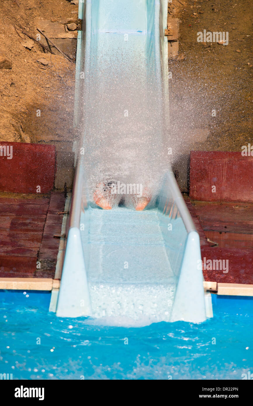 Mann Wasser Rutschen im Aquapark. Stockfoto