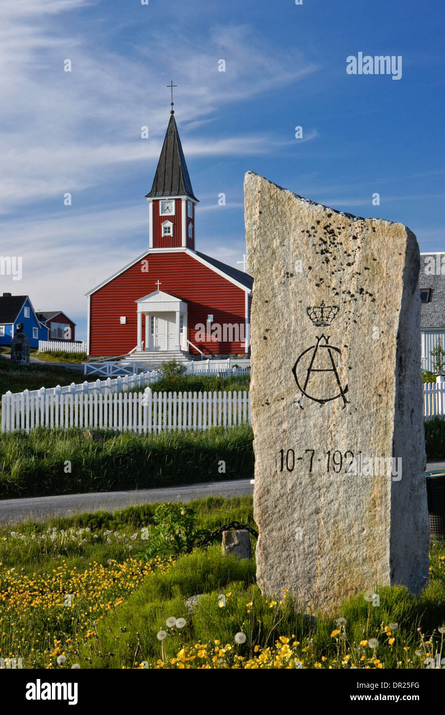 Frelserens Kirke (Kirche von unseres Erlösers) und Stein zum Gedenken an ersten dänischen königlichen Besuch in Nuuk (Godthab), Grönland Stockfoto