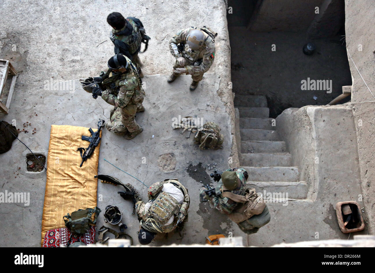 Afghanische Sonderbetrieb Kraft Soldaten bereiten sich auf eine Mission, Talibanführer 15. Januar 2014 in Ghorband Bezirk, Parwan Provinz, Afghanistan zu erfassen. Stockfoto