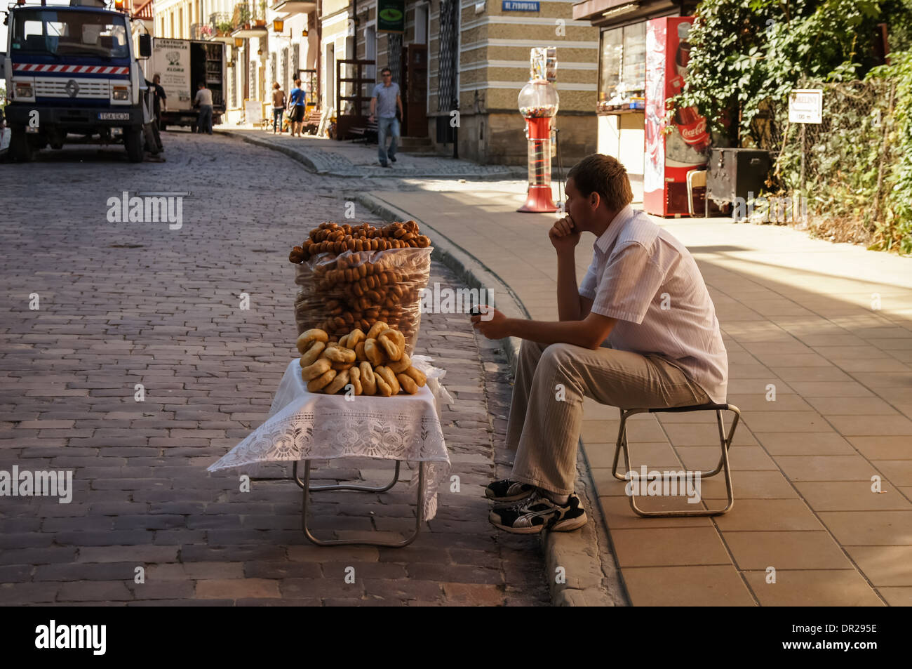 Mann verkauft traditionelle Bagels in historischen alten Stadt Sandomierz-Polen Stockfoto