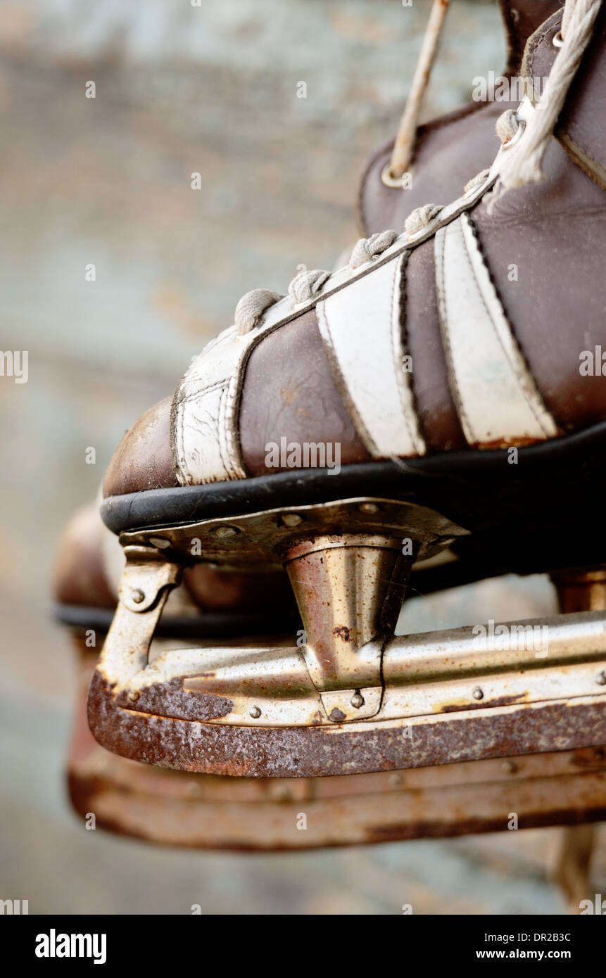 Vintage paar Herren Schlittschuhe an eine Wand hängen Stockfoto