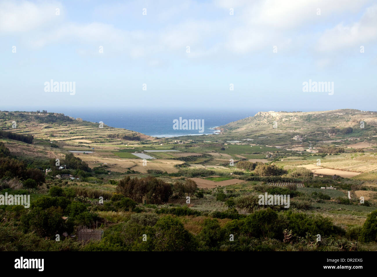 Blick Richtung Ramla Bay von Xaghra mit Blick auf Ackerland Stockfoto