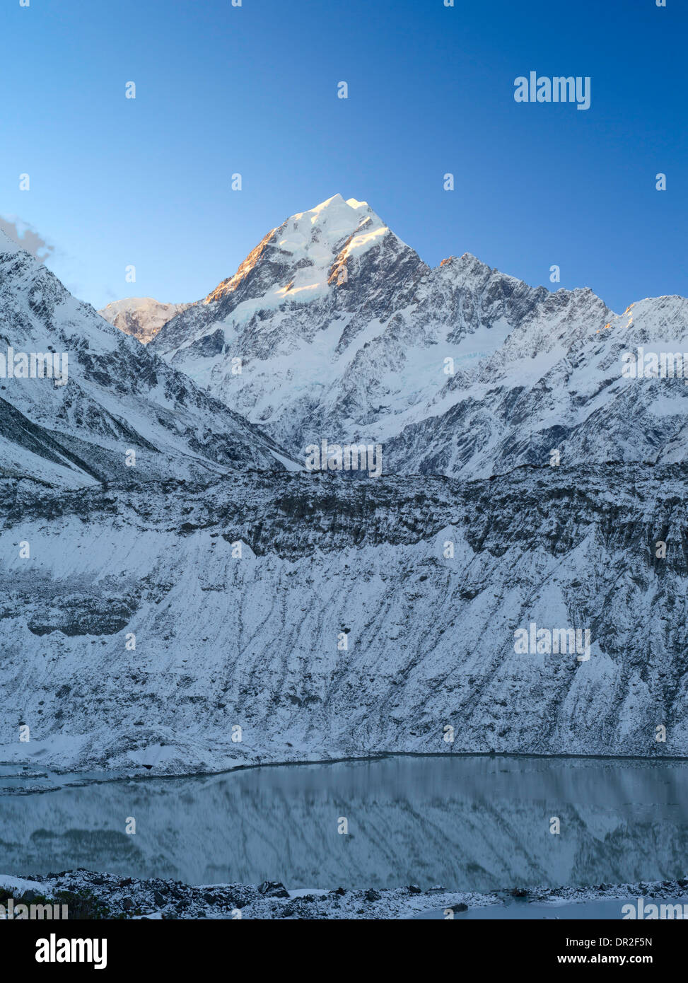 Sonnenuntergang fällt über Aoraki/Mount Cook und Mueller See von Kea Point; Aoraki/Mount Cook Nationalpark, Neuseeland. Stockfoto