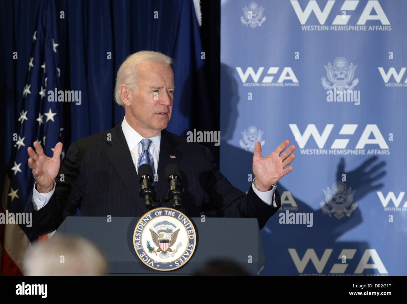 Washington DC, stark in Amerika im Außenministerium in Washington DC. 17. Januar 2014. US-Vizepräsident Joe Biden spricht bei einer Veranstaltung über 100.000 stark in Amerika im Außenministerium in Washington, D.C., 17. Januar 2014. US-Außenminister John Kerry startete am Freitag die 100.000 stark in den Americas Innovationsfonds, die zu fördern, zu erweitern und unterstützen Study abroad Programme zwischen den Vereinigten Staaten und den Ländern Lateinamerikas und der Karibik. Bildnachweis: Yin Bogu/Xinhua/Alamy Live-Nachrichten Stockfoto