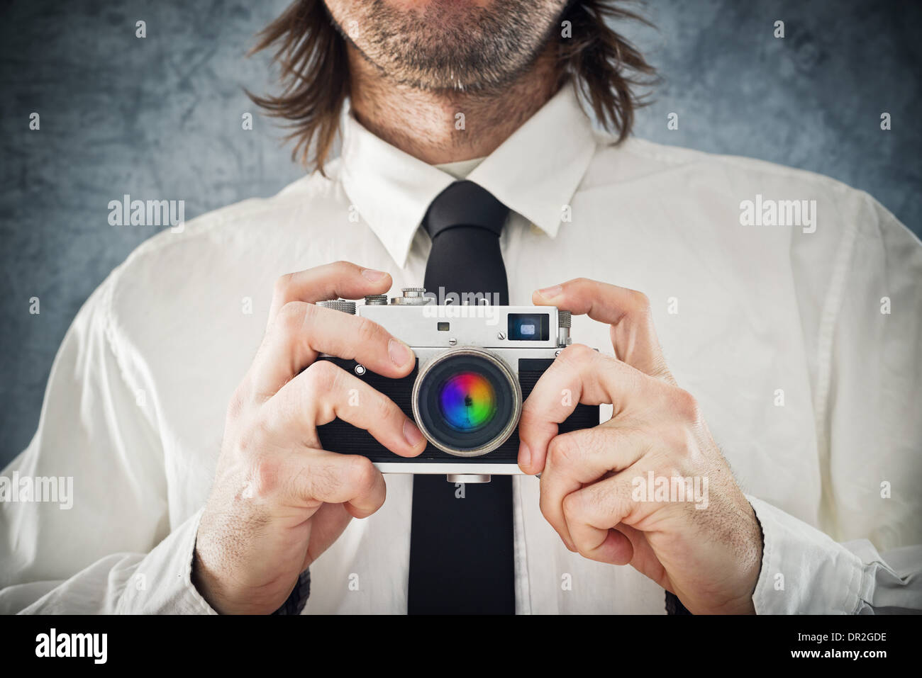 Kaufmann unter Bild mit Retro-Style-Foto-Kamera Stockfoto