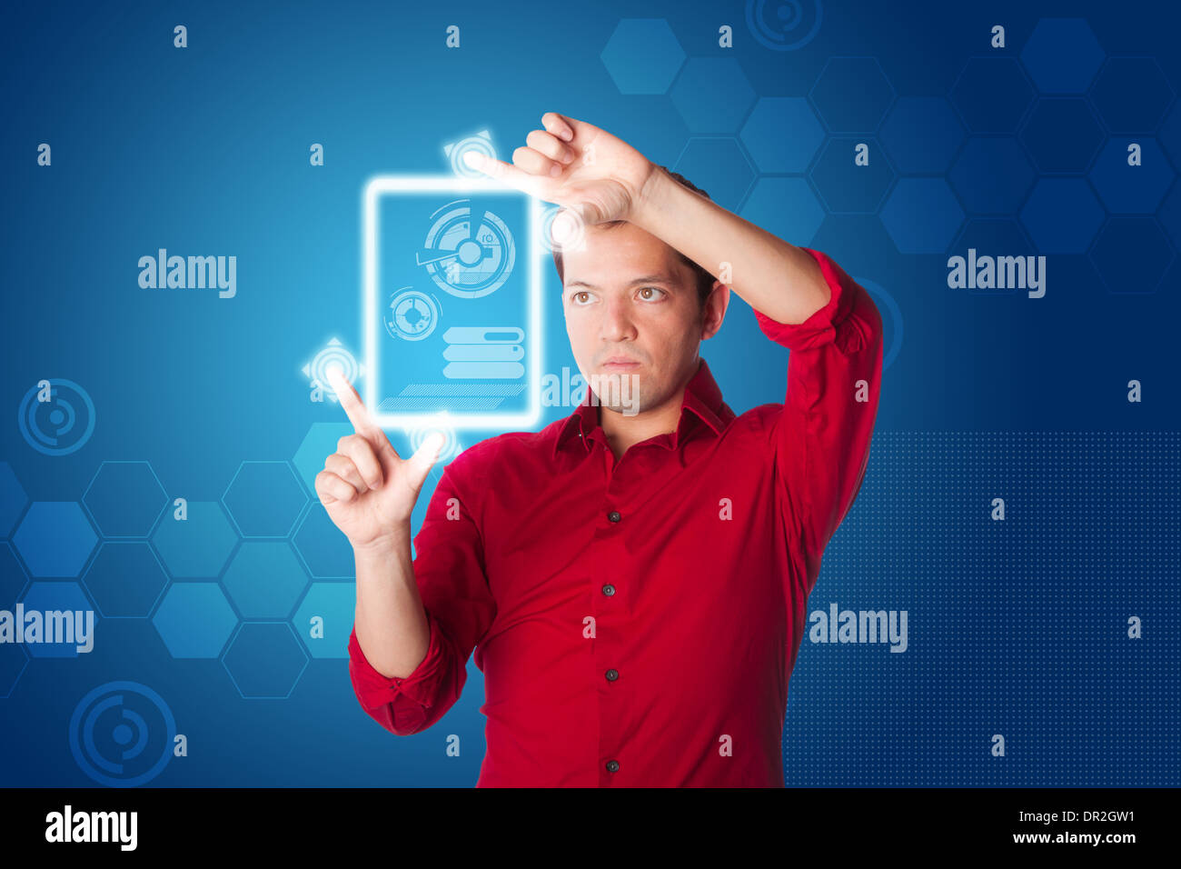 Business-Mann im roten Hemd Blick auf digitale Graph-Diagramm auf Hologramm Touchscreen-Computer Tablet-Gerät, auf blau. Stockfoto