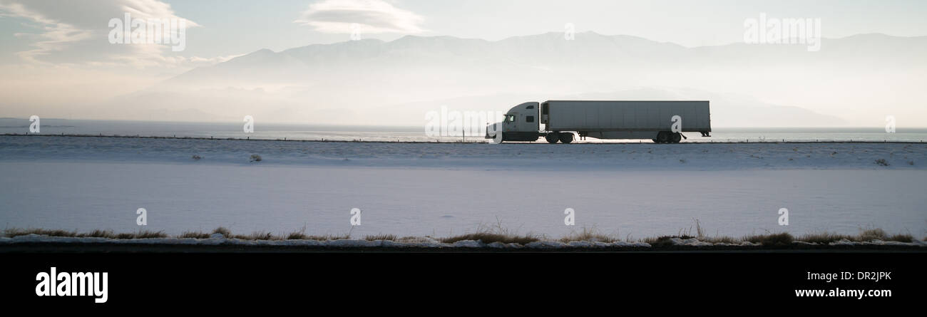 Langen horizontalen Panorama über die Straße Trucking in Great Basin Stockfoto