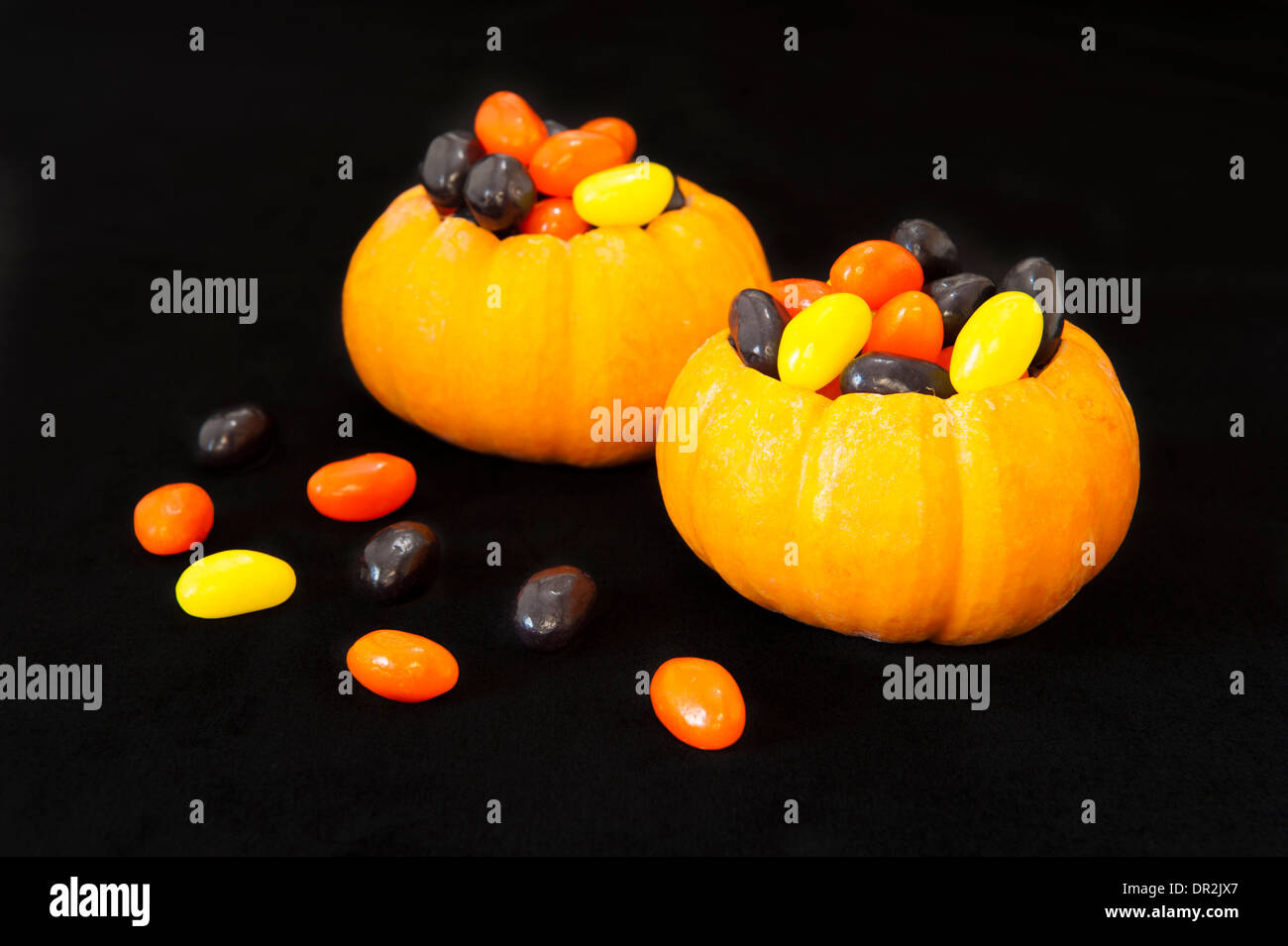 Mini-Kürbisse mit Halloween Geleebohnen gefüllt Stockfoto