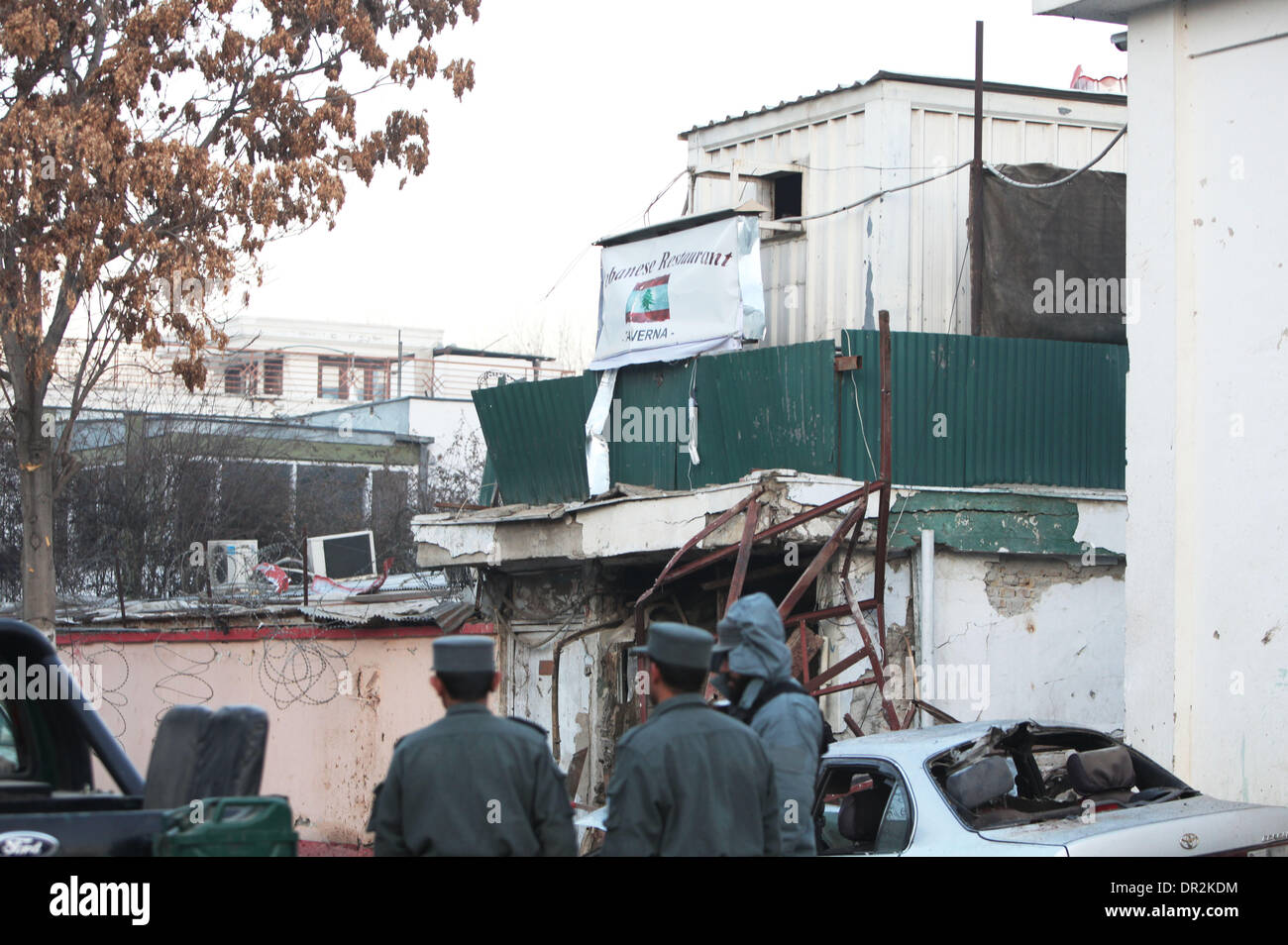 Kabul. 18. Januar 2014. Afghanische Polizisten bewachen die Website eines Angriffs in Kabul, Afghanistan am 18. Januar 2014. 21 Personen, darunter 13 Ausländer in Terror-Anschlag am Freitag im libanesischen Restaurant in der afghanischen Hauptstadt Kabul getötet wurden, sagte der Polizeichef von Kabul am Samstag. Bildnachweis: Ahmad Massoud/Xinhua/Alamy Live-Nachrichten Stockfoto