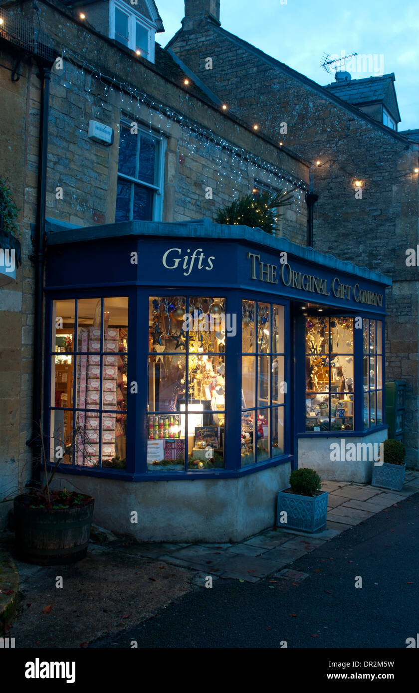 Der ursprüngliche Geschenk Firma Shop an Weihnachten, Marktplatz, Stow-on-the-Wold, Gloucestershire, UK Stockfoto