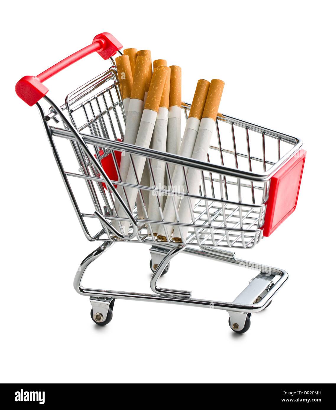 Zigaretten im Warenkorb auf weißem Hintergrund Stockfoto