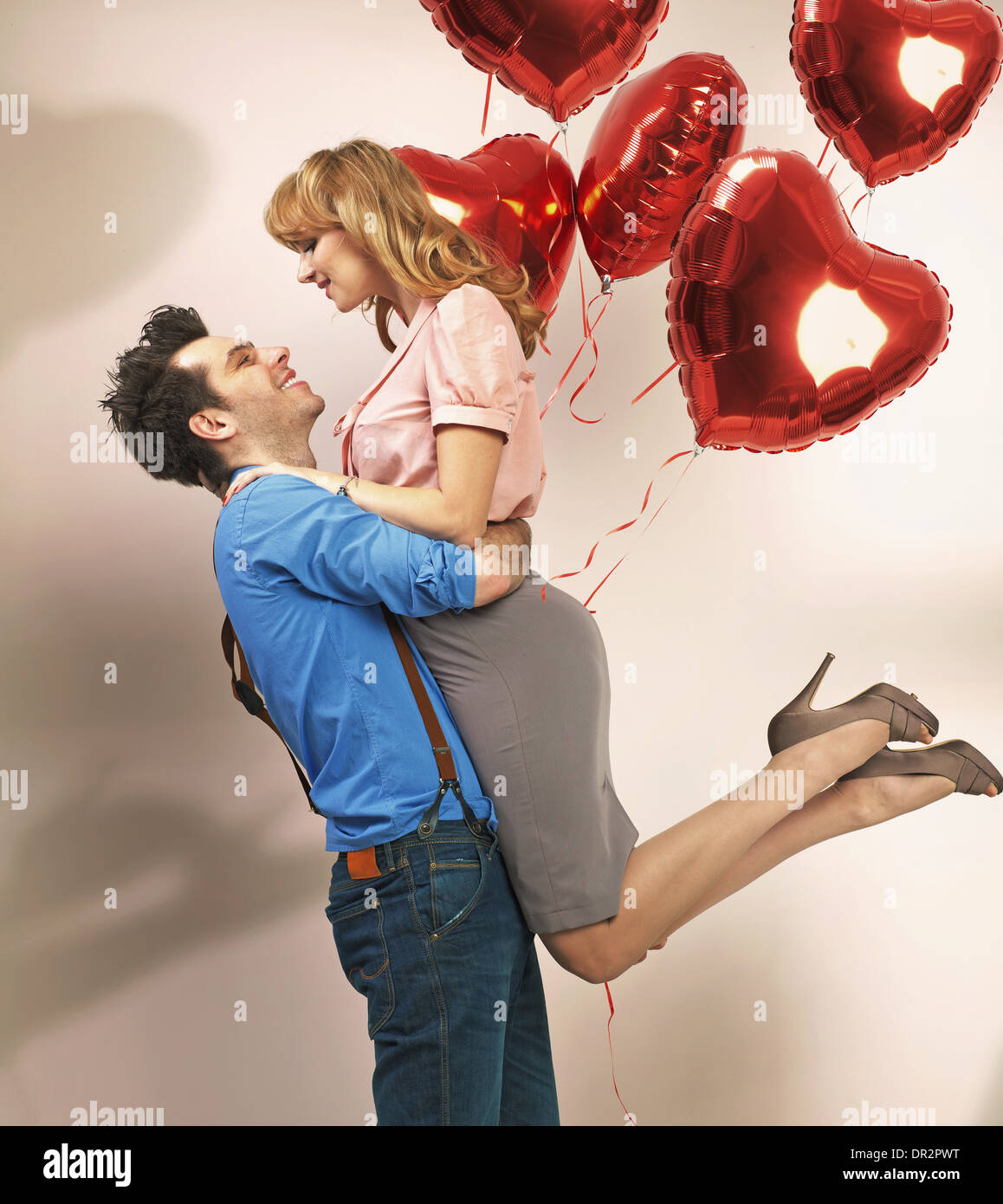 Attraktives Paar genießen einander während Valentinstag Stockfoto