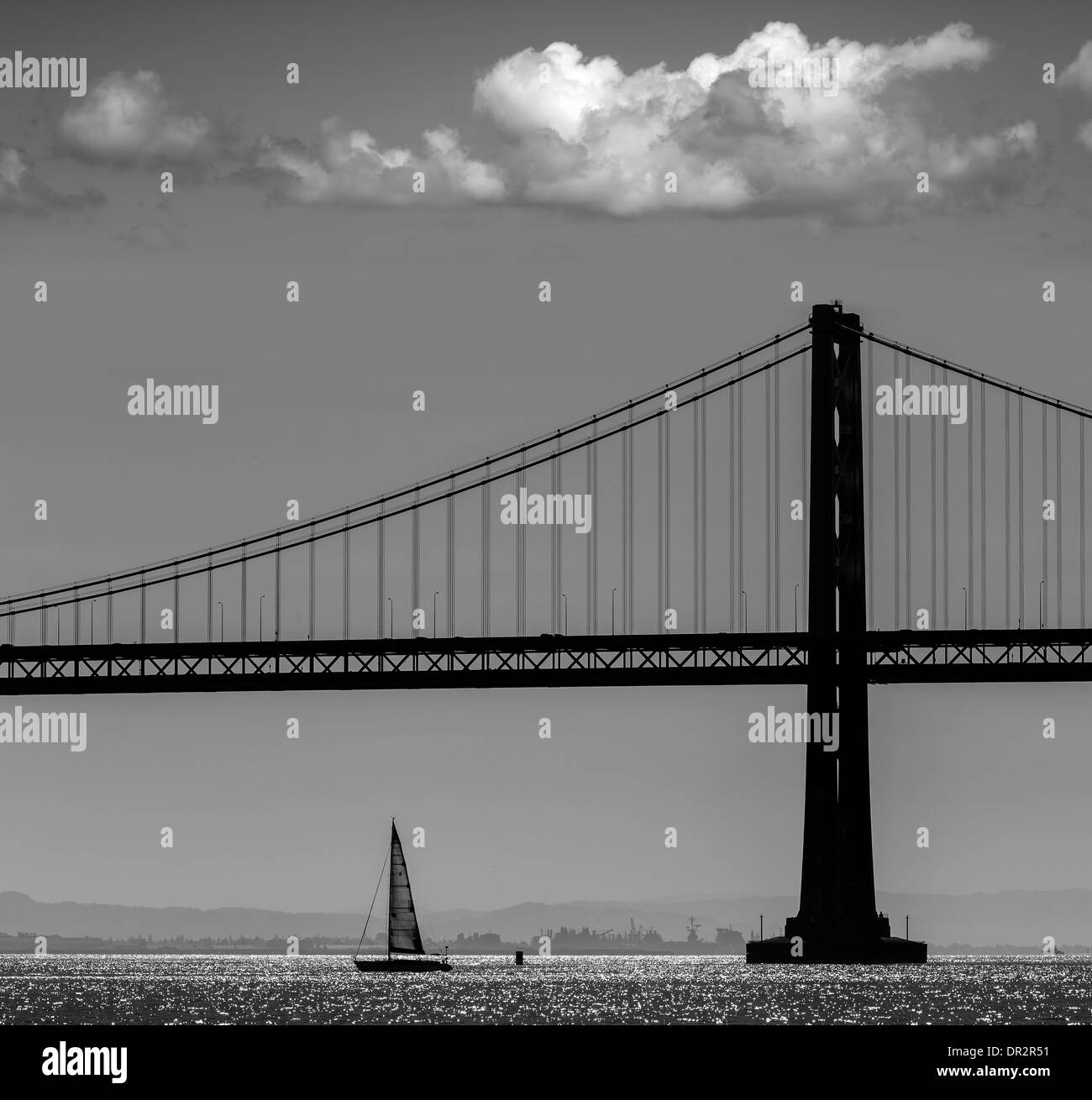San Francisco Bay Bridge Segelboot von Pier 7 in Kalifornien, USA Stockfoto