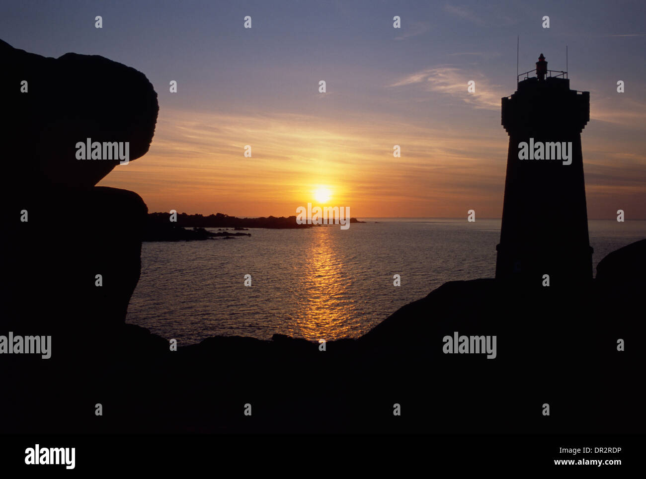 Sonnenuntergang über Phare du Männer Ruz auf dem Küstenpfad. Stockfoto