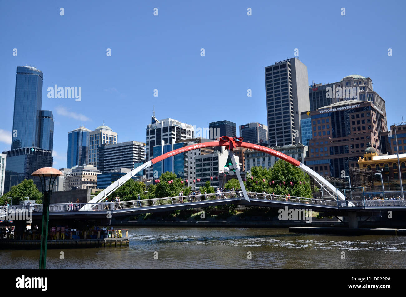 Southgate Brücke, den Yarra River und North Melbourne Skyline Stockfoto