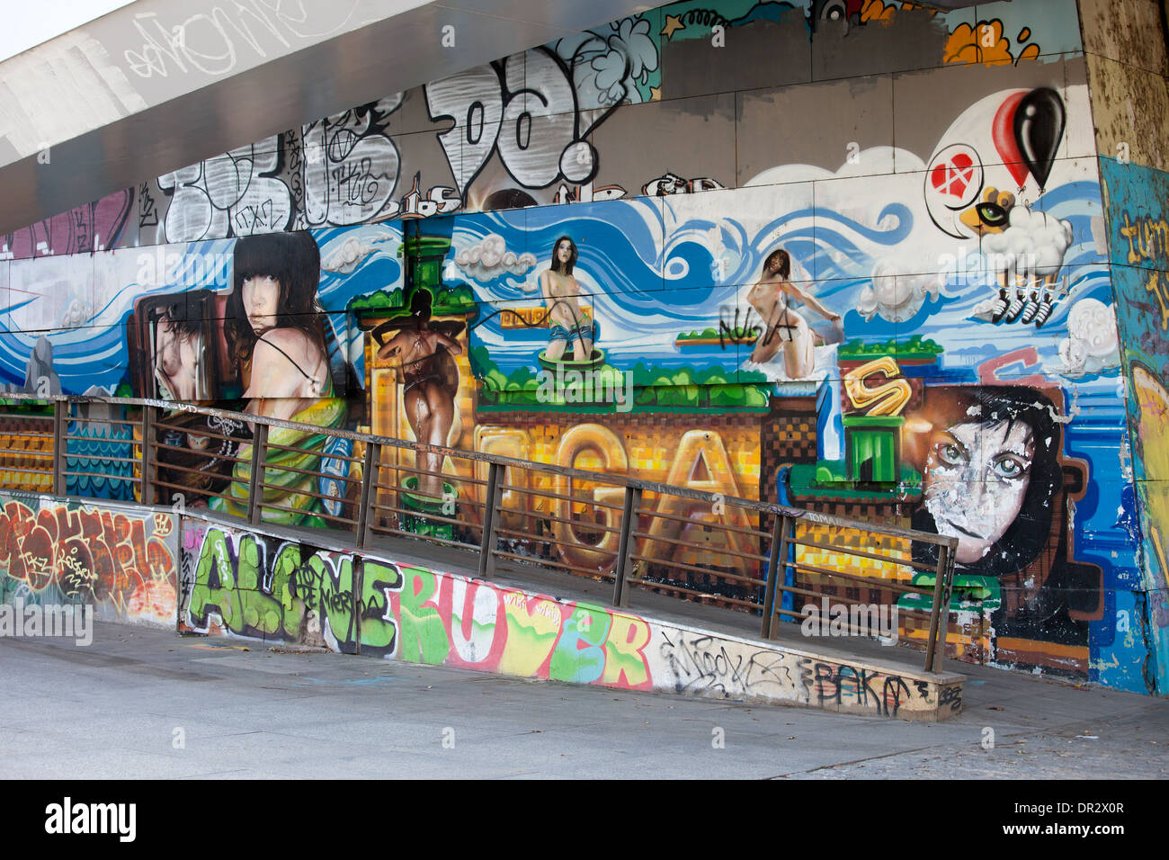 Grafities, Wandmalereien, urban street-Art auf einer Brücke Wand in Sevilla, Spanien. Stockfoto