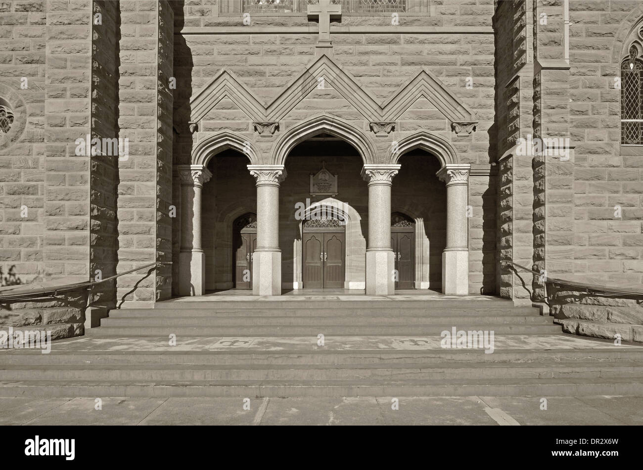 vor dem Eingang von Str. Marys katholische Kirche, Warwick, Queensland, in sepia Stockfoto