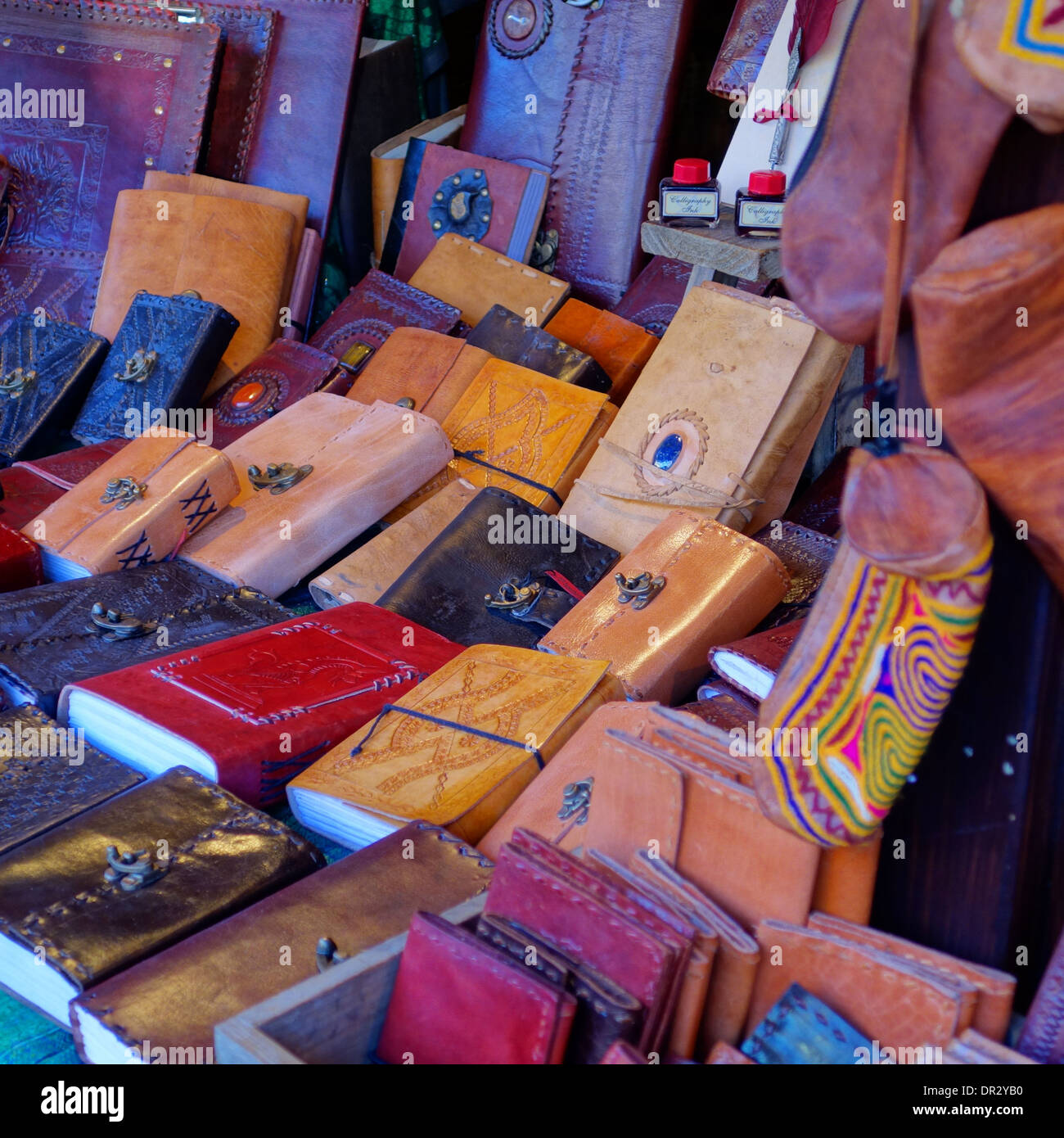 Köln, Deutschland - 23. Dezember 2013: Buch Lederbezüge auf Verkauf in einen Weihnachtsmarkt stall in Köln. Stockfoto