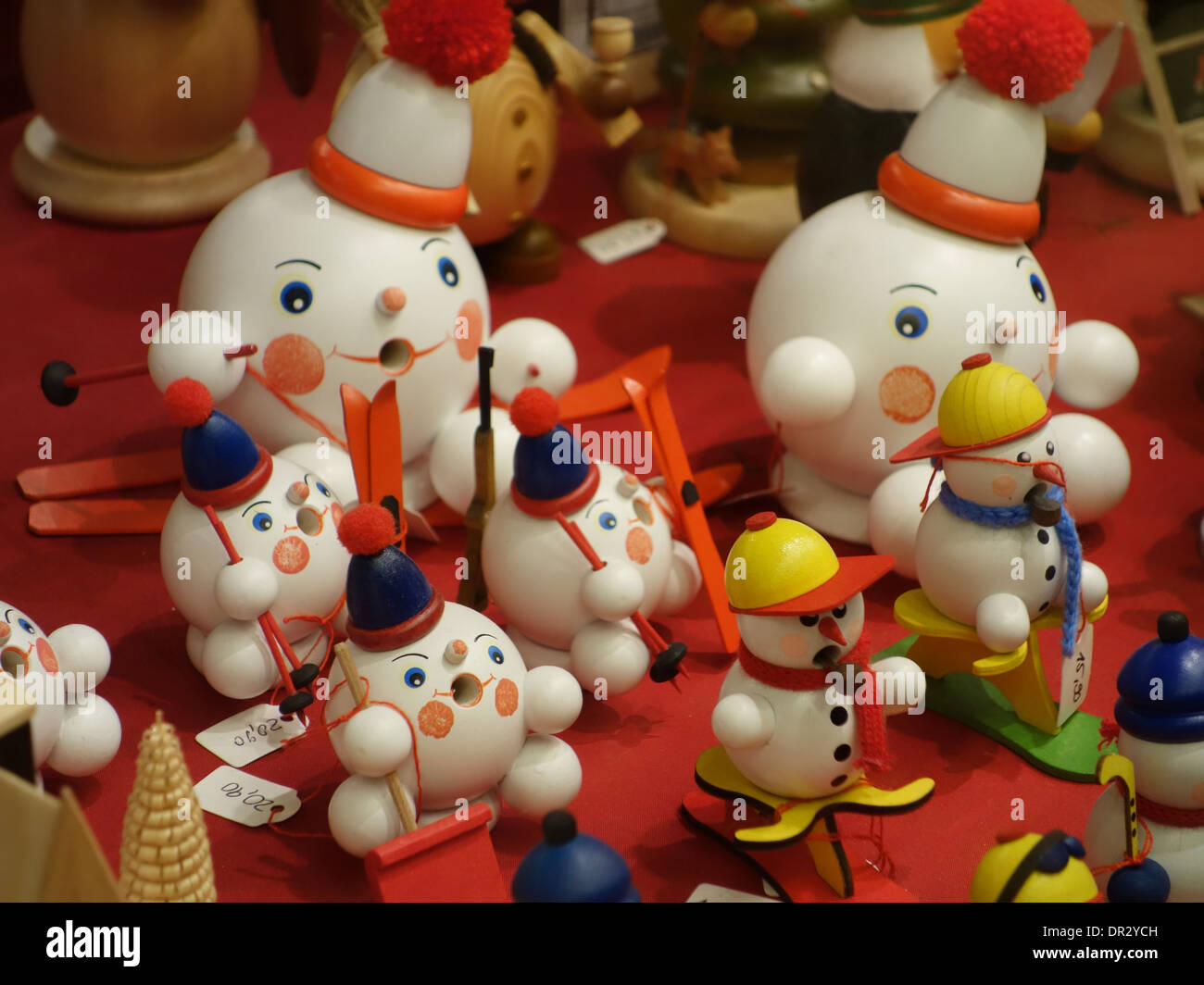 Berlin, Deutschland - 21. Dezember 2013: Schneemänner Figuren im Angebot in einem Stall auf dem Weihnachtsmarkt am Alexanderplatz, Berlin zu vermarkten. Stockfoto