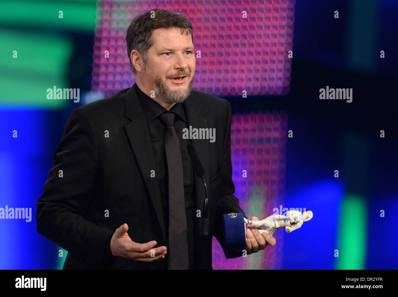München, Deutschland. 17. Januar 2014. Österreichische Regisseur Andreas Prochaska erhält den Bayerischen Filmpreis als bester Regisseur für seinen Film "Das bei Tal" ("das dunkle Tal") während der Zeremonie in München, 17. Januar 2014. Den Bayerischen Filmpreis ist einer der renommiertesten deutschen Filmindustrie. Foto: TOBIAS HASE/Dpa/Alamy Live News Stockfoto