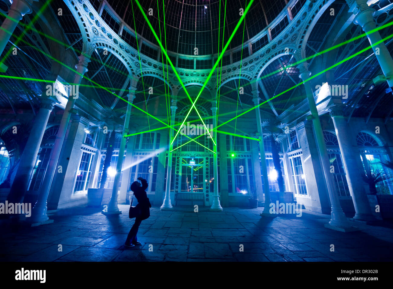 Eine Person nimmt ein Bild von Lasern abprallen reflektierten Flächen am Syon Park House in London Stockfoto
