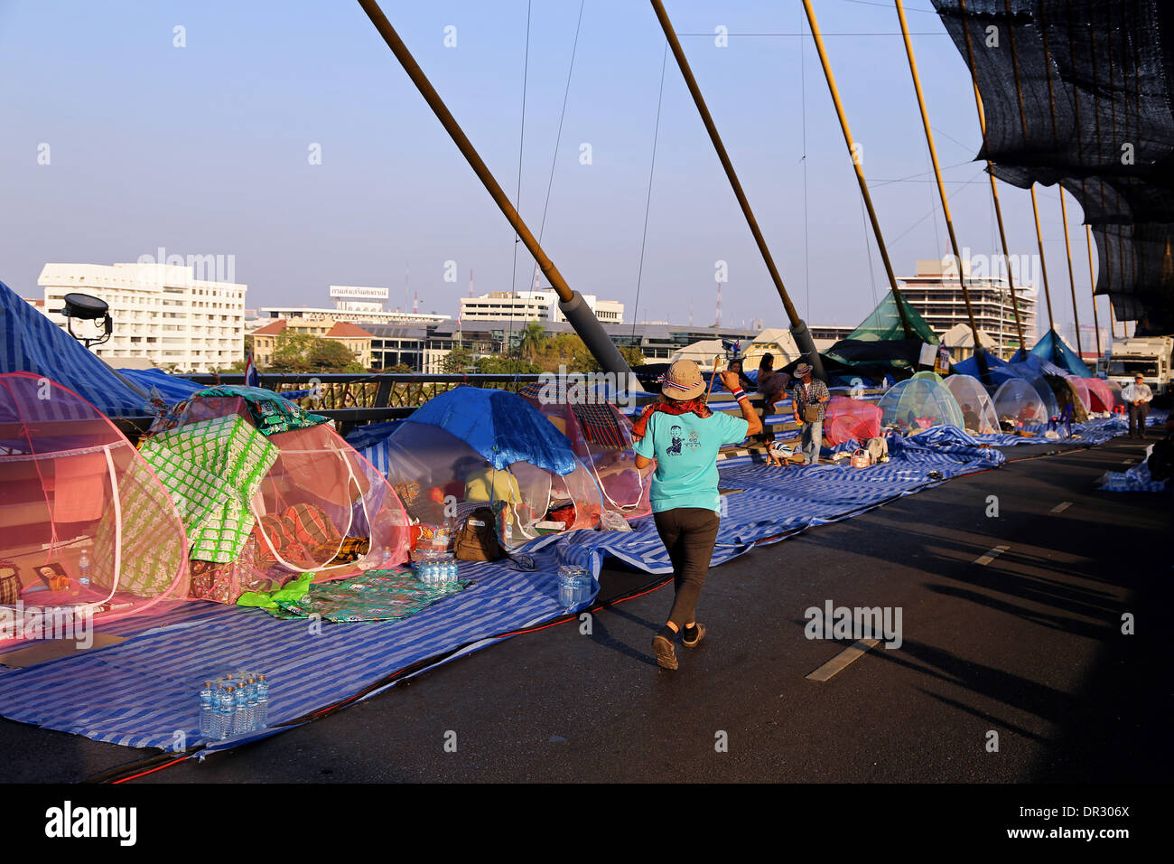 Bangkok, Thailand. 18. Januar 2014. Einer der ungewöhnlichsten 7 Protest Speicherort befindet sich auf der Rama VIII-Brücke über den Fluss Chaophraya. Normalerweise voller Verkehr, den es zum Campingplatz mit toller Aussicht umfunktioniert wurde und live-Unterhaltung. Zehntausende Demonstranten haben gestört Verkehr an wichtigen Kreuzungen und marschierte auf Regierungsgebäude in großen und hektischen Hauptstadt Thailands in dieser Woche. Die Proteste, genannt "Bangkok Herunterfahren," hatte Montag, den 13. Januar ohne ernsthafte Zwischenfälle begonnen. Bildnachweis: Igor Prahin/Alamy Live-Nachrichten Stockfoto