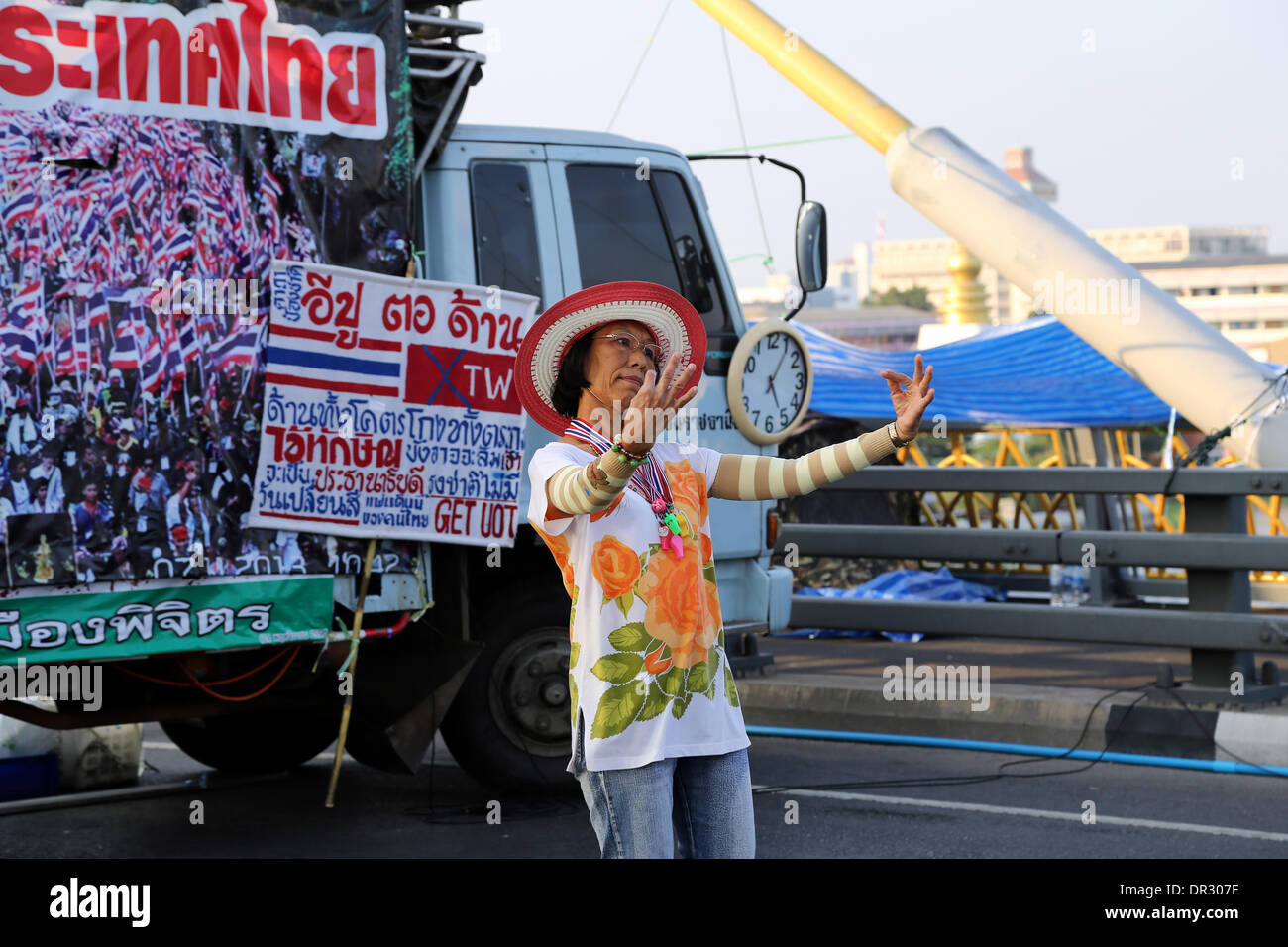 Bangkok, Thailand. 18. Januar 2014. Einer der ungewöhnlichsten 7 Protest Speicherort befindet sich auf der Rama VIII-Brücke über den Fluss Chaophraya. Normalerweise voller Verkehr, den es zum Campingplatz mit toller Aussicht umfunktioniert wurde und live-Unterhaltung. Zehntausende Demonstranten haben gestört Verkehr an wichtigen Kreuzungen und marschierte auf Regierungsgebäude in großen und hektischen Hauptstadt Thailands in dieser Woche. Die Proteste, genannt "Bangkok Herunterfahren," hatte Montag, den 13. Januar ohne ernsthafte Zwischenfälle begonnen. Bildnachweis: Igor Prahin/Alamy Live-Nachrichten Stockfoto