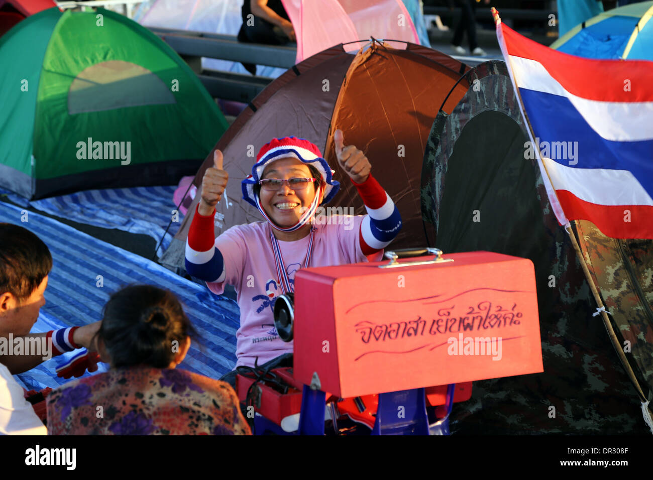 Bangkok, Thailand. 18. Januar 2014. Einer der ungewöhnlichsten 7 Protest Speicherort befindet sich auf der Rama VIII-Brücke über den Fluss Chaophraya. Normalerweise voller Verkehr, den es zum Campingplatz mit toller Aussicht umfunktioniert wurde und live-Unterhaltung. Zehntausende Demonstranten haben gestört Verkehr an wichtigen Kreuzungen und marschierte auf Regierungsgebäude in großen und hektischen Hauptstadt Thailands in dieser Woche. Die Proteste, genannt "Bangkok Herunterfahren," hatte Montag, den 13. Januar ohne ernsthafte Zwischenfälle begonnen. Bildnachweis: Igor Prahin/Alamy Live-Nachrichten Stockfoto