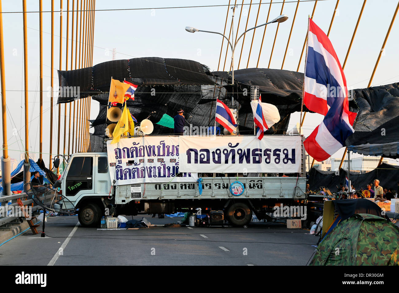 Bangkok, Thailand. 18. Januar 2014. Einer der ungewöhnlichsten 7 Protest Speicherort befindet sich auf der Rama VIII-Brücke über den Fluss Chaophraya. Normalerweise voller Verkehr, den es zum Campingplatz mit toller Aussicht umfunktioniert wurde und live-Unterhaltung. Zehntausende Demonstranten haben gestört Verkehr an wichtigen Kreuzungen und marschierte auf Regierungsgebäude in großen und hektischen Hauptstadt Thailands in dieser Woche. Die Proteste, genannt "Bangkok Herunterfahren," hatte Montag, den 13. Januar ohne ernsthafte Zwischenfälle begonnen. Bildnachweis: Igor Prahin/Alamy Live-Nachrichten Stockfoto