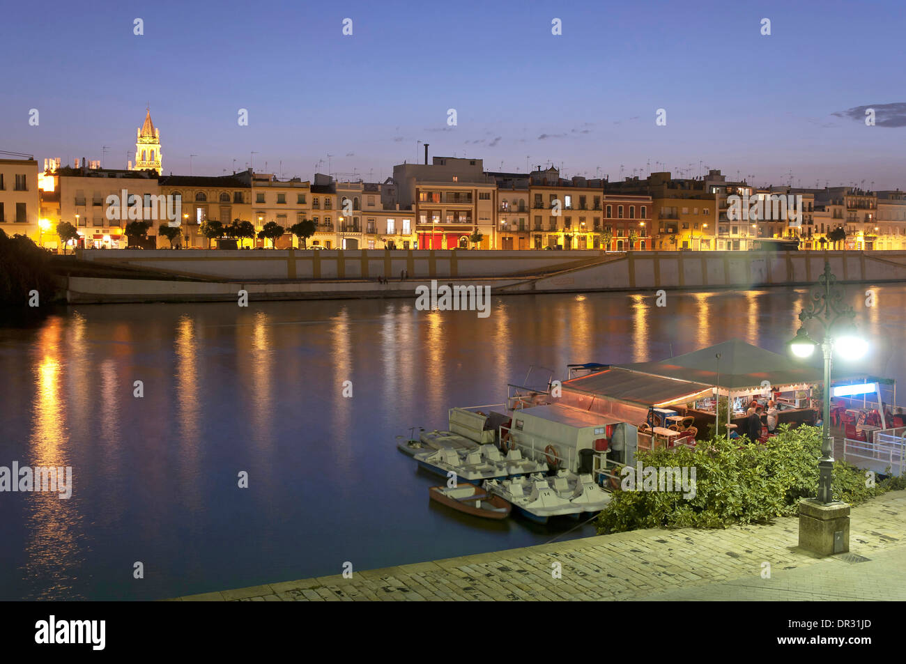 Guadalquivir, Stadtteil Triana und schwimmende Bar, Sevilla, Region Andalusien, Spanien, Europa Stockfoto