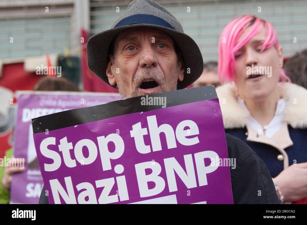 London, UK. 18. Januar 2014.  Anti-BNP Poster verärgert 'Patriot' Gruppe Britain First, die behaupten, sie hätten nichts zu tun mit der BNP, wie sie in Cricklewood, North London gegen die Gründung eines Büros von verbotenen Muslimbruderschaft in Ägypten zeigen. Bildnachweis: Paul Davey/Alamy Live-Nachrichten Stockfoto