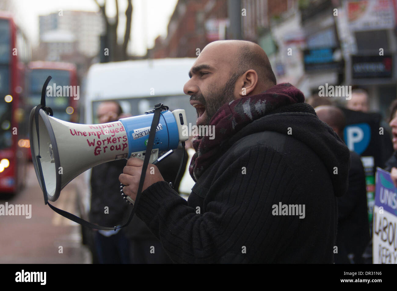 London, UK. 18. Januar 2014.  Ein Counter Demonstrant verwendet eine Funktion als "Patriot"-Gruppe, die in Cricklewood, North London gegen die Gründung eines Büros von verbotenen Muslimbruderschaft Ägyptens Britain First zeigt. Bildnachweis: Paul Davey/Alamy Live-Nachrichten Stockfoto