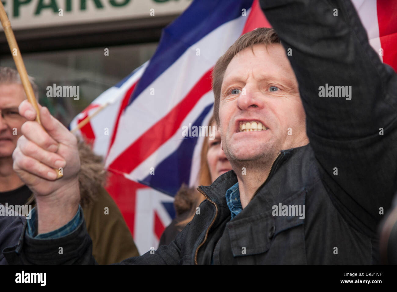 London, UK. 18. Januar 2014.  Ein Demonstrator schleudert Missbrauch auf Counter antifaschistische Demonstranten als "Patriot"-Gruppe, die in Cricklewood, North London gegen die Gründung eines Büros von verbotenen Muslimbruderschaft Ägyptens Britain First zeigt. Bildnachweis: Paul Davey/Alamy Live-Nachrichten Stockfoto