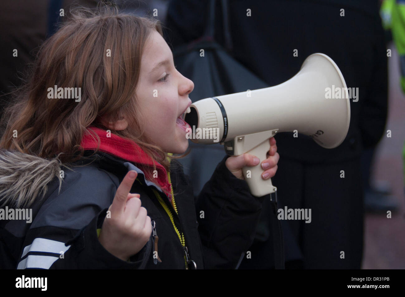 London, UK. 18. Januar 2014.  Ein Kind unter der KostenzählerProtestierendern verwendet ein Lautsprechergehäuse zu Missbrauch als "Patriot" Gruppe schleudern Britain First in Cricklewood, North London gegen die Gründung eines Büros von verbotenen Muslimbruderschaft in Ägypten zeigt. Bildnachweis: Paul Davey/Alamy Live-Nachrichten Stockfoto