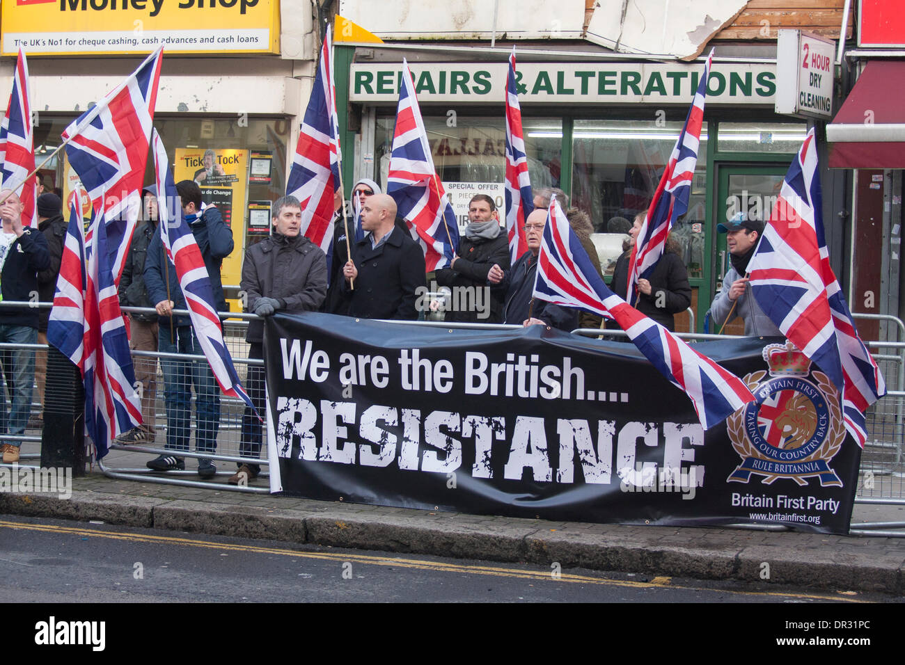 London, UK. 18. Januar 2014.  "Patriot" Gruppe Britain First demonstrieren in Cricklewood, geächtet North London gegen die Gründung eines Büros von Ägyptens Muslimbruderschaft. Bildnachweis: Paul Davey/Alamy Live-Nachrichten Stockfoto