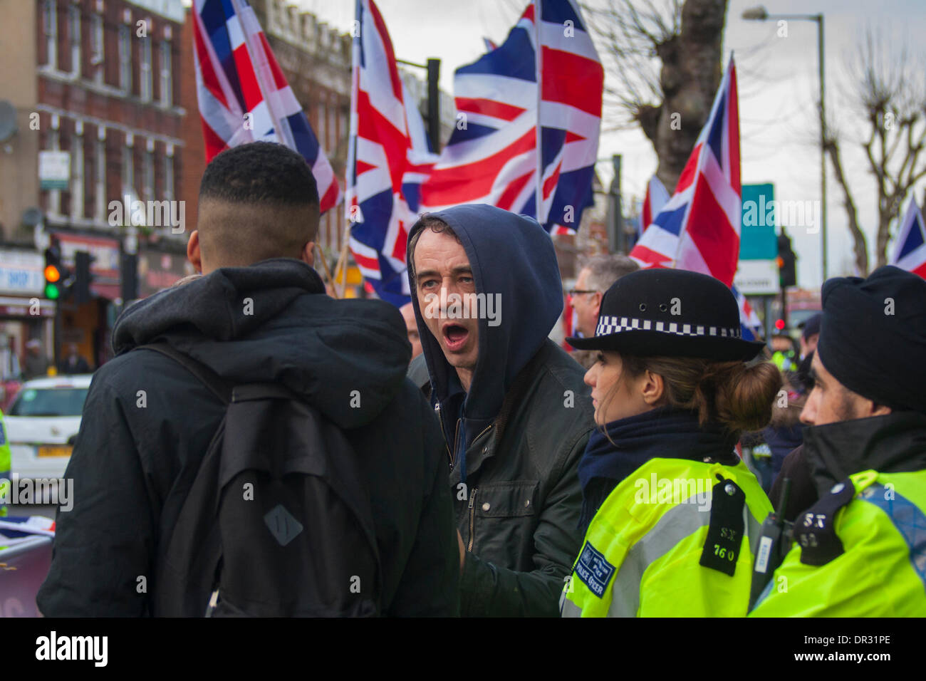 London, UK. 18. Januar 2014.  Ein schwarzer Mann versucht, 'Patriot' Gruppe Britain First ins Gespräch zu kommen, wie sie in Cricklewood, North London gegen die Gründung eines Büros von verbotenen Muslimbruderschaft in Ägypten zu demonstrieren. Bildnachweis: Paul Davey/Alamy Live-Nachrichten Stockfoto