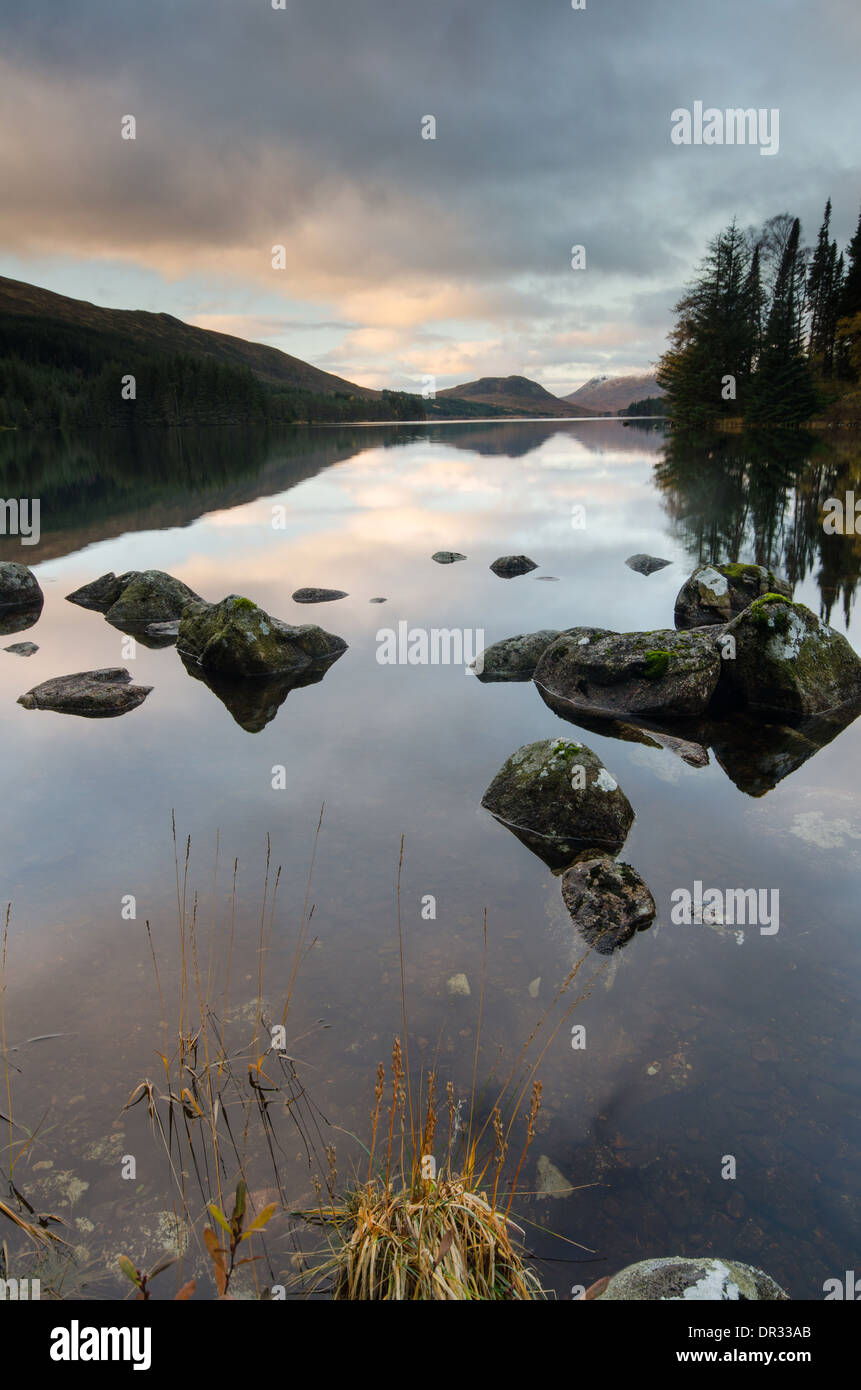 Loch Ossian befindet sich auf dem Landgut Corrour in Schottland und bietet eine atemberaubende Landschaft. Stockfoto