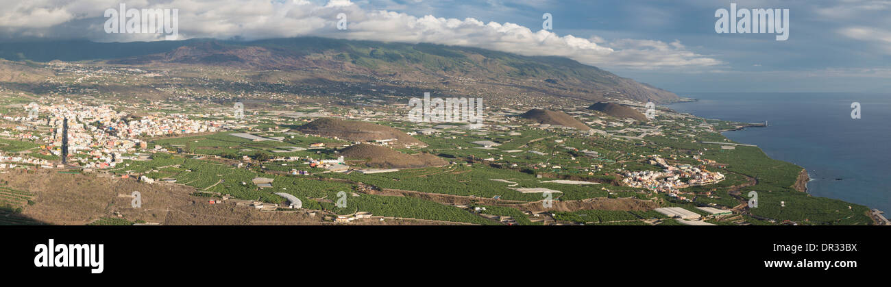 Blick vom Mirador El Time in Los Llanos de Aridane, der Süd-westlichen Küste und die riesigen Cumbre Vieja Vulkan der Insel La Palma Stockfoto