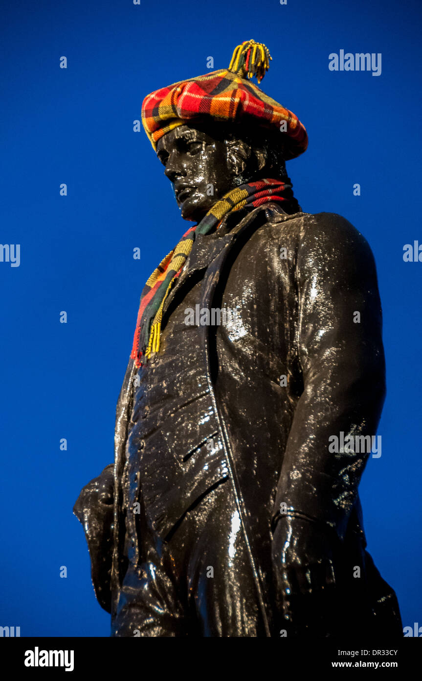 Die Statue von Robert Burns, schottischer Dichter George Square Glasgow für Burns Night-Jahresfeier im Januar gekleidet Stockfoto