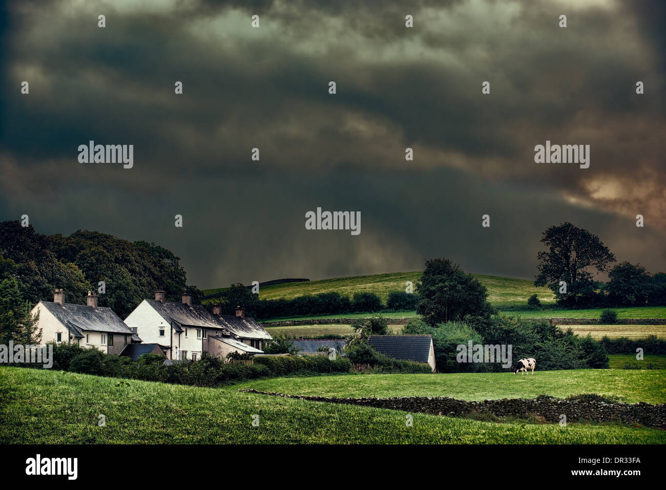 Ländlichen Weilers mit stürmischen Himmel Stockfoto