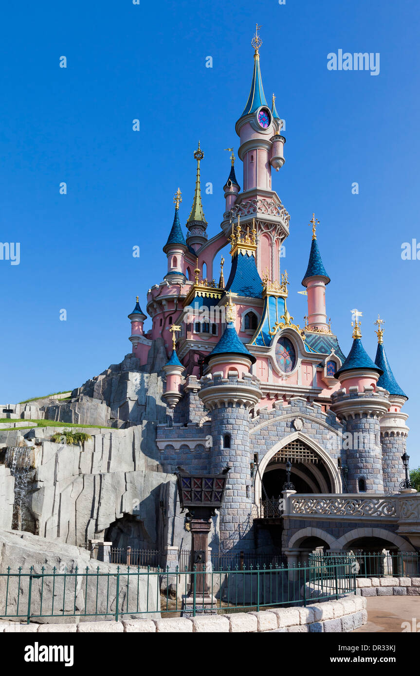 Sleeping Beauty Castle in Disneyland Paris, Eurodisney, mit blauem Himmel als Hintergrund Stockfoto